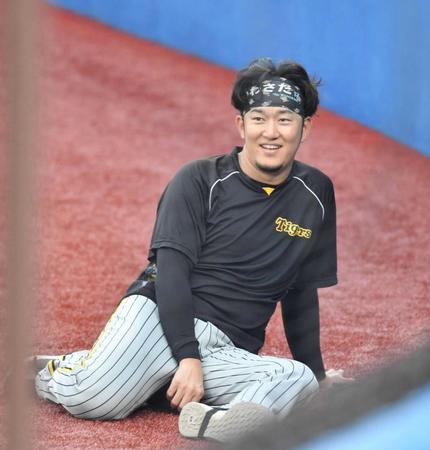 　リラックスした表情を見せる岩貞（撮影・佐々木彰尚）