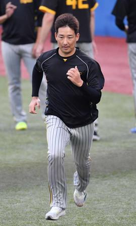 　ダッシュをする岩崎（撮影・佐々木彰尚）