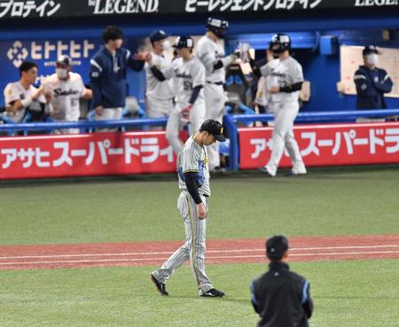 　７回、味方の失策が絡んで２点を許した青柳（撮影・佐々木彰尚）