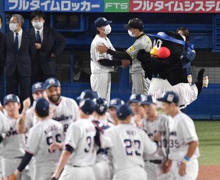 　高津監督に声をかける矢野監督（撮影・佐々木彰尚）