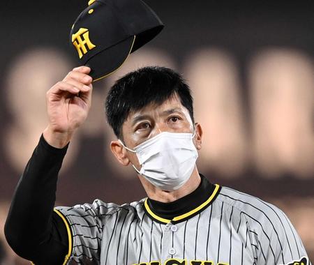 　最後の指揮を執った矢野監督はスタンドの拍手に帽子をとって応える（撮影・田中太一）
