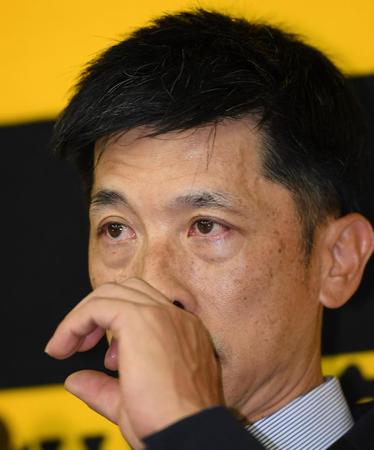 　退任会見で言葉を詰まらせる矢野監督（撮影・田中太一）