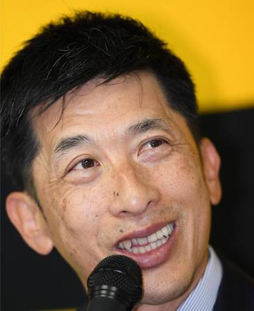 　退任会見で、時折笑顔を見せながら話す矢野監督（撮影・田中太一）