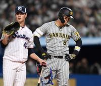 　４回、三邪飛に倒れる。左は先発の高橋（撮影・田中太一）