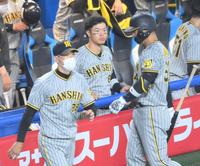 　ヤクルトに敗れてベンチで肩を落とす佐藤輝。左手前は矢野監督
