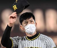 　最後の指揮を執った矢野監督はスタンドの拍手に帽子をとって応える（撮影・田中太一）