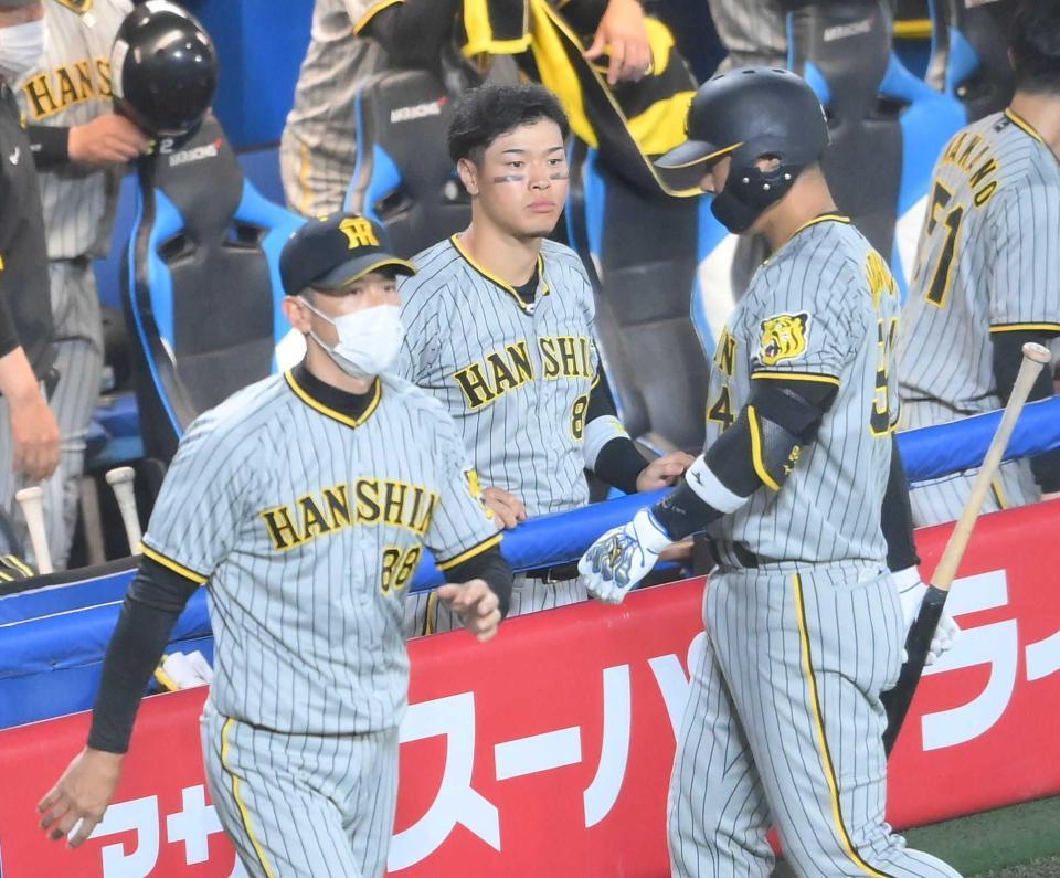 　ヤクルトに敗れてベンチで肩を落とす佐藤輝。左手前は矢野監督