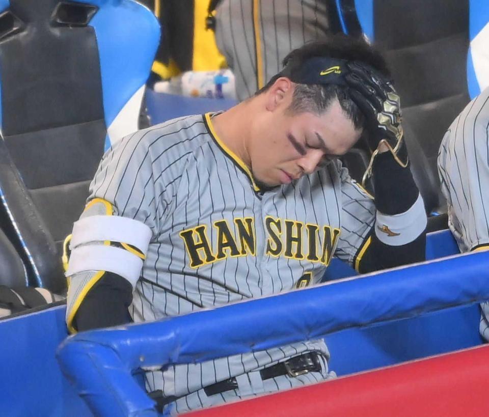 　４回、好機で三邪飛に倒れて頭を押さえる佐藤輝（撮影・堀内翔）