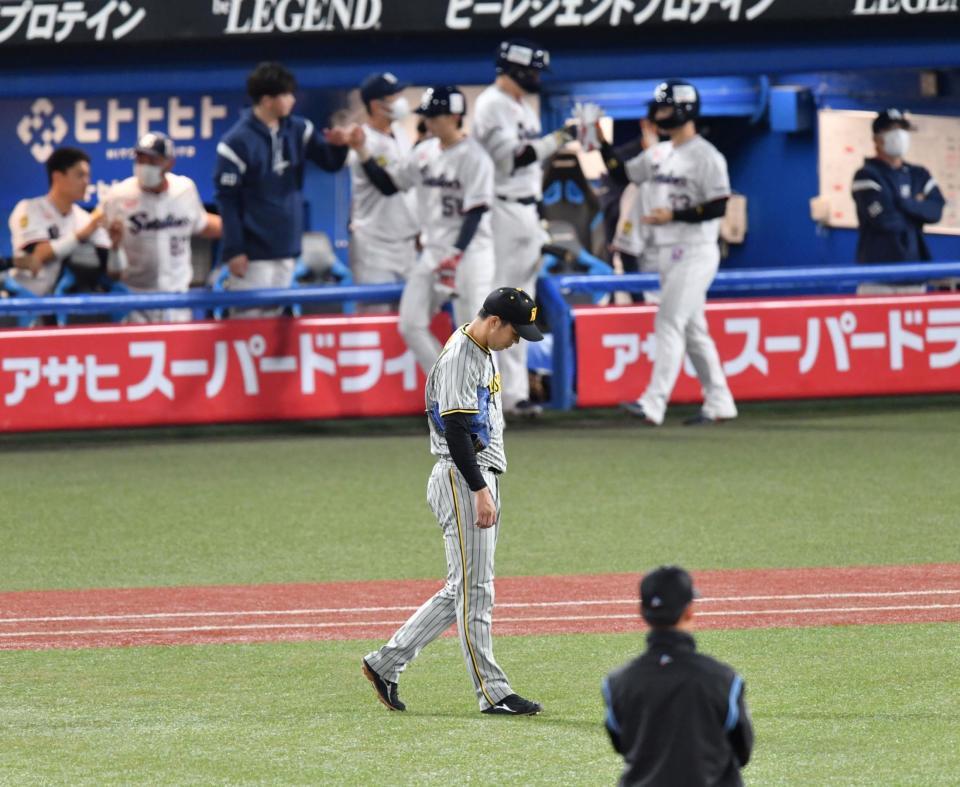 　７回、味方の失策が絡んで２点を許した青柳（撮影・佐々木彰尚）