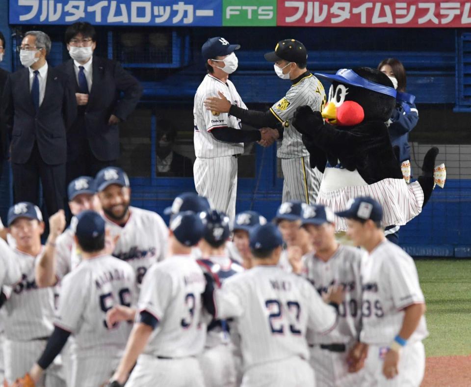 　高津監督に声をかける矢野監督（撮影・佐々木彰尚）