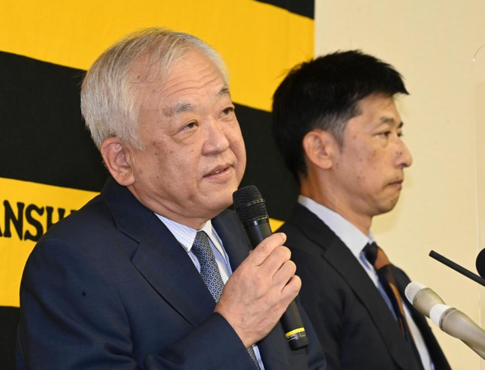 　冒頭、矢野監督（右奥）の退任会見であいさつする藤原オーナー（撮影・田中太一）