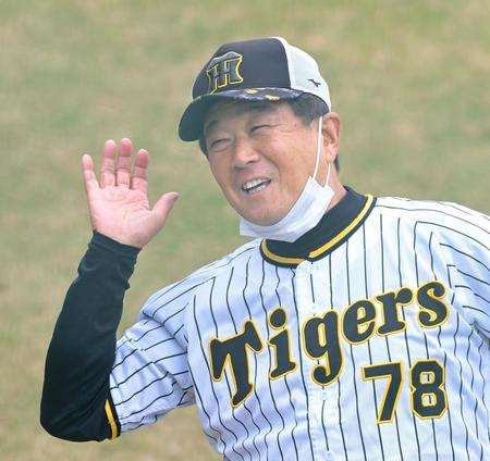 　練習中、笑顔を見せる平田２軍監督（撮影・高部洋祐）