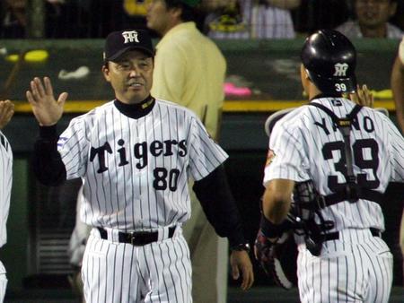 　前回と同じ背番号８０に決まった岡田新監督＝０５年９月撮影