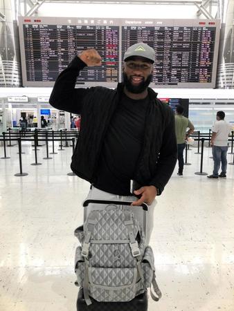 　帰国の途につく阪神・ロハス（球団提供）