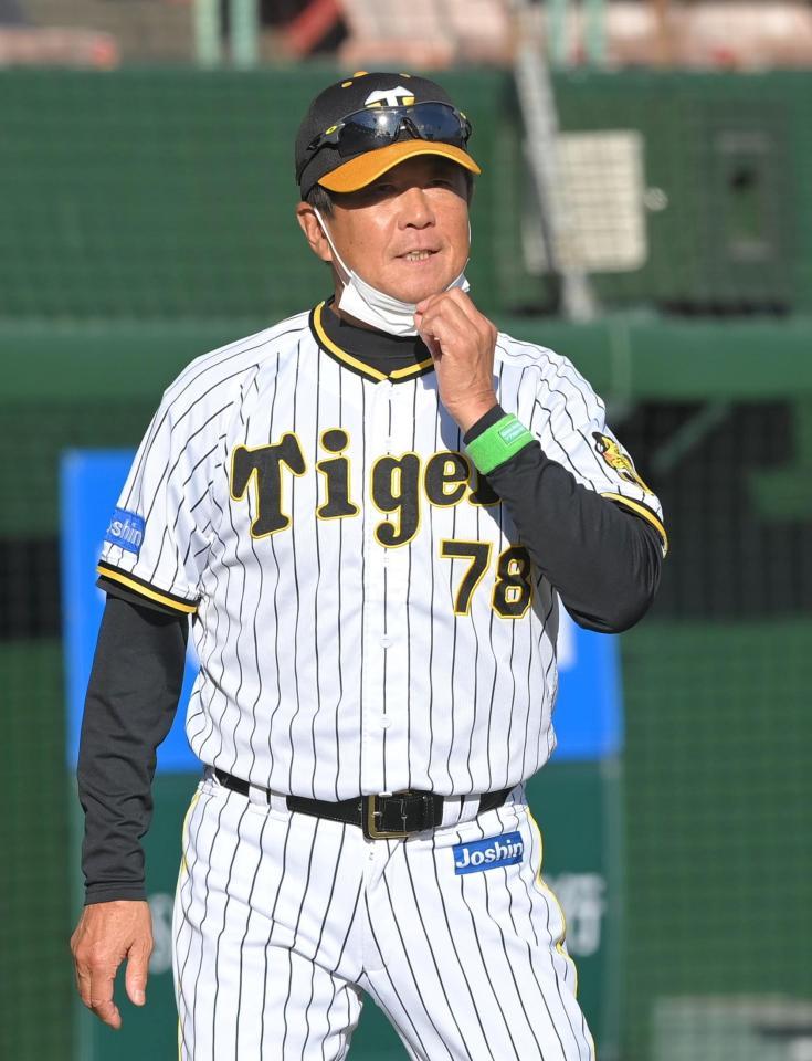 　８回終了後、厳しい表情で選手交代を告げる平田２軍監督（撮影・高部洋祐）