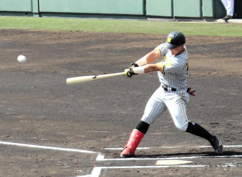 　５回、決勝の２点適時三塁打を放った前川