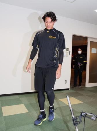 　会見する藤浪（代表撮影）