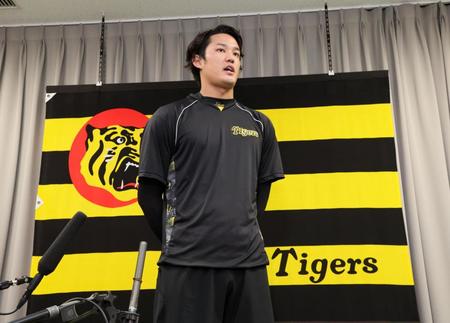 　会見する藤浪（代表撮影）