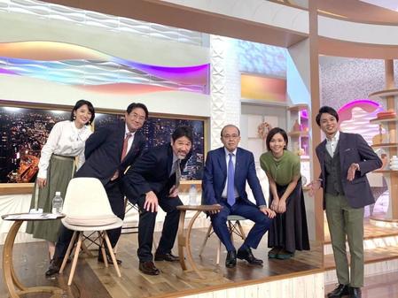 　監督就任後初めてテレビ生出演をした岡田監督（中央右）。左隣は下柳剛氏（朝日放送テレビ「ｎｅｗｓおかえり」から）