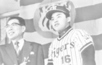 　入団発表の席で小津球団社長（左）と固い握手をする岡田＝７９年