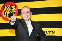 　就任会見を終え、笑顔でポーズを決める岡田新監督（撮影・飯室逸平）