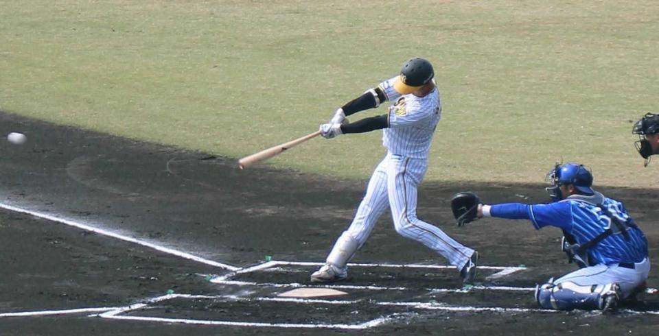 　１回、左前打を放つ小幡