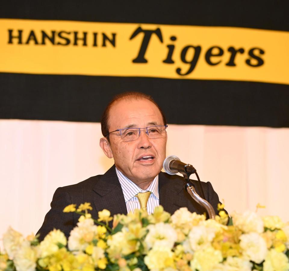 　就任会見で意気込みを語る岡田新監督（撮影・飯室逸平）