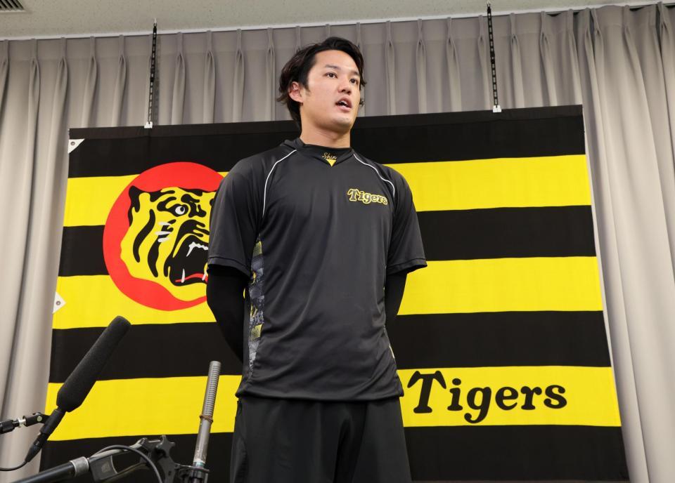 　会見する藤浪（代表撮影）