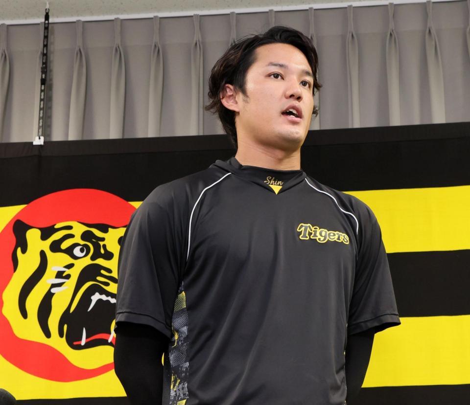 　会見する藤浪（代表撮影）