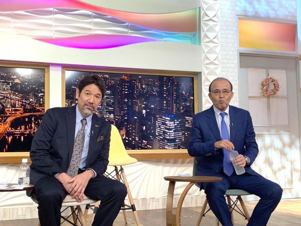 　監督就任後初めてテレビ生出演をした岡田監督。左は下柳剛氏（朝日放送テレビ「ｎｅｗｓおかえり」から）