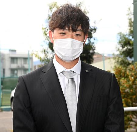 　日本ハムへのトレードが決まり、囲み取材を受ける斎藤（代表撮影）