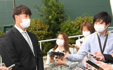 　日本ハムへのトレードが決まり、囲み取材を受ける斎藤（代表撮影）