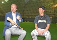 　デイリースポーツ企画で２０年２月に対談した岡田氏（左）と近本