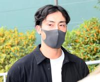 　日本ハムへのトレードが決まり、囲み取材を受ける江越（代表撮影）