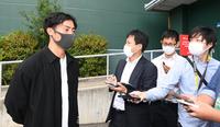 　日本ハムへのトレードが決まり、囲み取材を受ける江越（代表撮影）