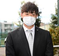 　日本ハムへのトレードが決まり、囲み取材を受ける斎藤（代表撮影）