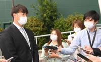 　日本ハムへのトレードが決まり、囲み取材を受ける斎藤（代表撮影）