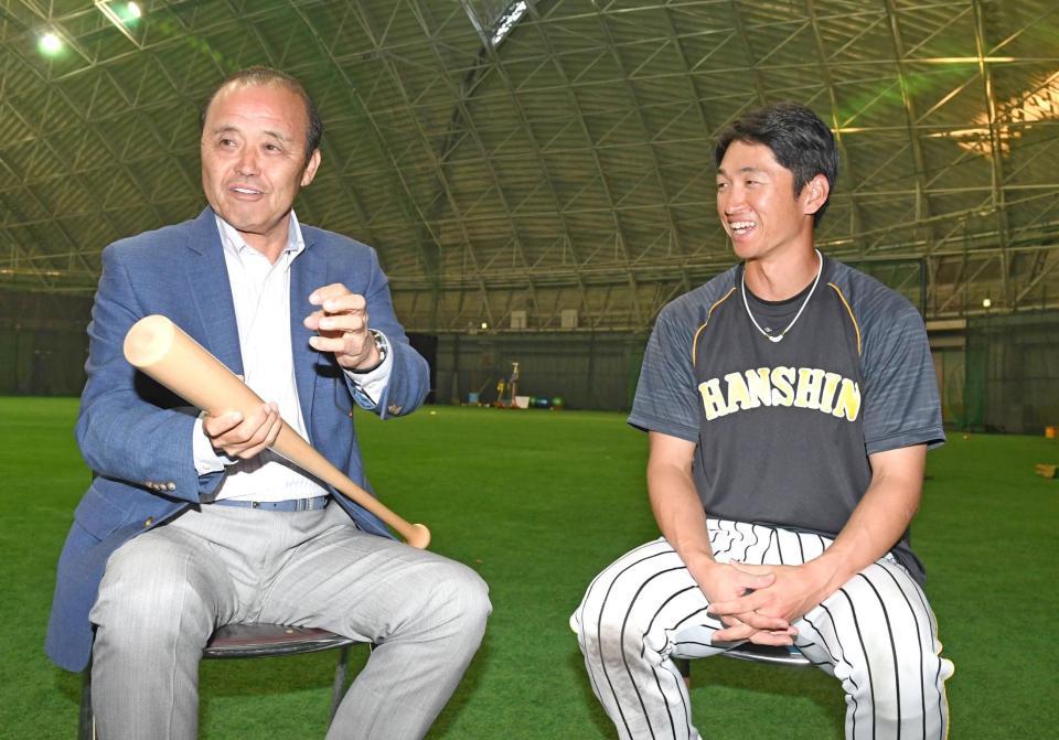 　デイリースポーツ企画で２０年２月に対談した岡田氏（左）と近本