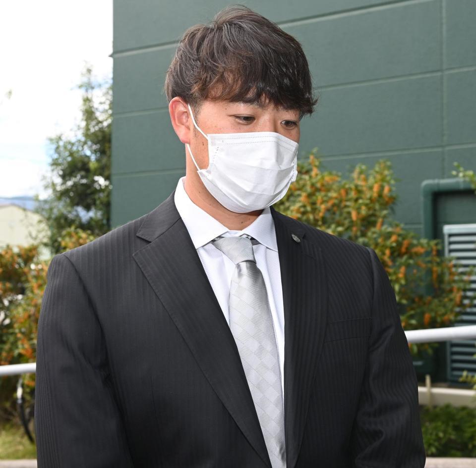 　日本ハムへのトレードが決まり、囲み取材を受ける斎藤（代表撮影）