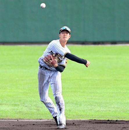 　３回、岩田の深い打球を一塁へ送球しアウトにする遊撃手・小幡（撮影・田中太一）