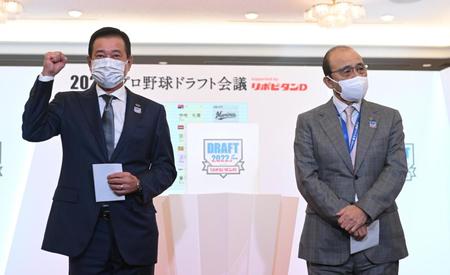 　高松商・浅野翔吾の交渉権を獲得してガッツポーズする原監督（左）、右は岡田監督（代表撮影）