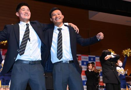 　応援歌の演奏に肩を組んで乗るヤクルト５位指名の中大・北村恵吾（左）と阪神１位指名の中大・森下翔太（撮影・高石航平）