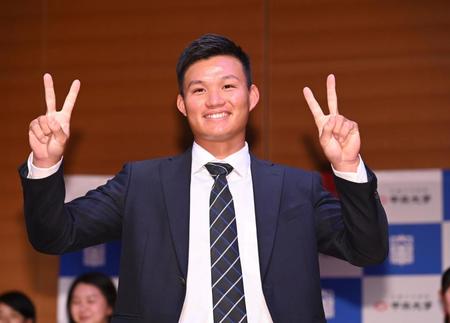 　阪神に１位指名され、ダブルピースの中大・森下翔太（撮影・高石航平）
