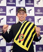 　天理・戸井零士は阪神５位指名に指名されガッツポーズをみせる（撮影・山口登）