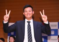 　阪神に１位指名され、ダブルピースの中大・森下翔太（撮影・高石航平）