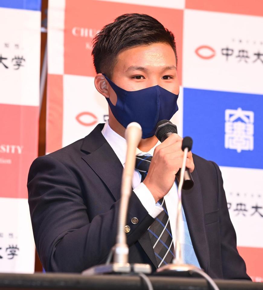 　阪神に１位指名され、会見する中大・森下翔太（撮影・高石航平）
