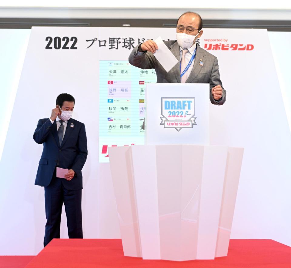 高松商・浅野の抽選でくじを引く岡田監督。左は原監督（代表撮影