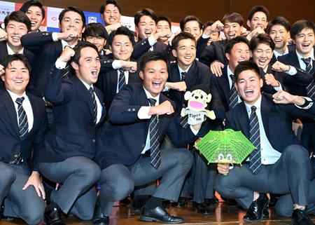 部員と一緒にポーズを決める阪神１位指名の中大・森下（手前左）とヤクルト５位指名の北村（撮影・高石航平）