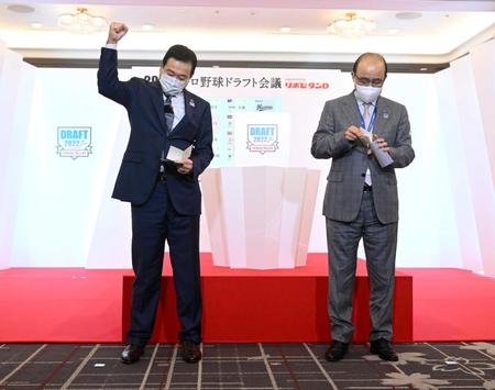 高松商・浅野の交渉権を獲得してガッツポーズする原監督。右は岡田監督（代表撮影）