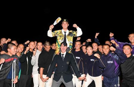 阪神から３位指名を受け部員に祝福され笑顔の関東第一・井坪（中央）＝撮影・開出牧